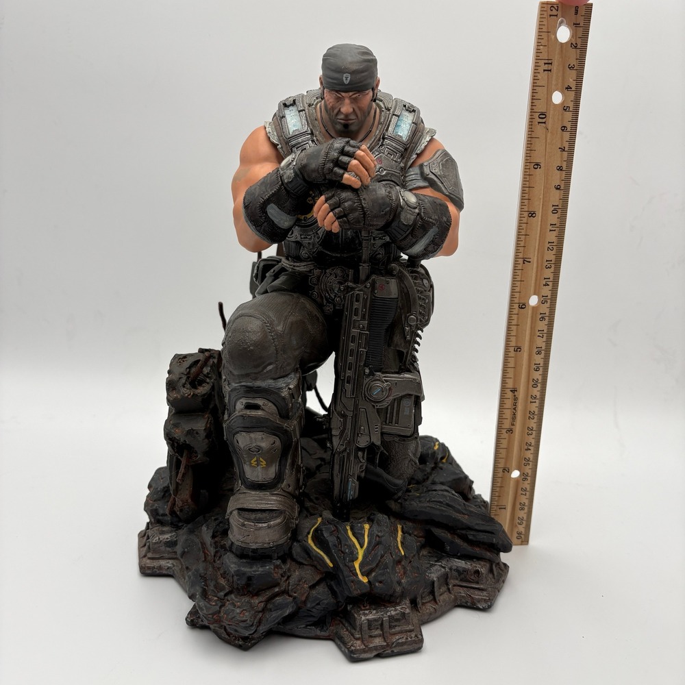 Gears of War 3 Epic Edition Xbox 360 Game, Marcus Fenix Statue, Medal, Book 2011 - Picture 16 of 16